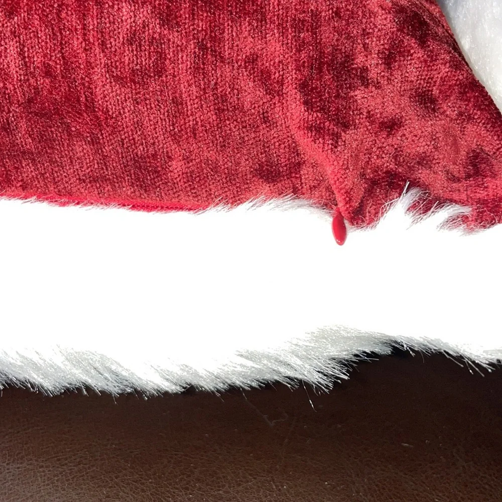 🎅🏻Adorable Santa 🎅🏻 Pillow! EUC 🎅🏻 White fluffy trim adds extra flair!